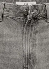 Pantalón de jean gris, de corte recto, tiro medio, con cierre de cremallera y botón, trabillas, dos bolsillos delanteros, bolsillo portamonedas y dos bolsillos de parche en la parte posterior.
