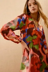 Vestido midi de poliéster con estampado floral multicolor, escote en V y mangas 3/4.