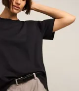 Remera blanca de algodón pima con cuello redondo y mangas cortas.