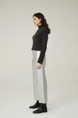 Pantalón plateado de eco cuero, corte ancho y tiro alto.