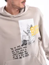 Canguro verde militar con capucha, bolsillo tipo canguro y estampado con texto e imagen de ciudad.