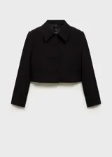 Chaqueta corta negra de mezcla de lana con cuello de solapa, cierre frontal con botones, dos bolsillos laterales y forro interior.