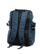 Mochila negra de estilo moderno con solapa superior que se cierra con hebilla ajustable. Presenta el logo de Umbro en relieve en la solapa. Cuenta con un bolsillo lateral para botella o termo.