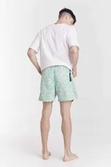 Short de baño celeste con estampado de margaritas amarillas y cordón ajustable en la cintura.