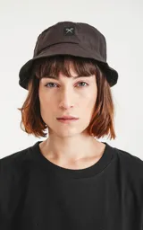 Gorro tipo Piluso color negro con logo bordado en blanco.