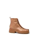 Botas cortas color marrón de cuero vacuno con suela track negra de goma. Presentan cierre lateral con cremallera YKK y puntera cuadrada.