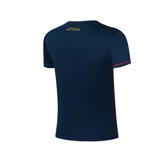 Camiseta de fútbol azul con rayas verticales rojas, escudo del FC Barcelona en el pecho y la palabra "Barça" en el lado izquierdo.