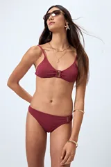 Bottom de bikini negro con textura y detalle de aro en uno de los laterales.