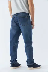 Pantalón de jean negro de corte slim cropped, con bolsillos y presillas para cinturón.