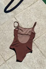 Traje de baño enterizo negro con escote en U, tiras finas y espalda redondeada. Sin almohadillas.