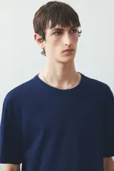 Remera azul marino de corte recto y cuello redondo.