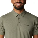 Polo de hombre Columbia Tech Trail, color blanco, de manga corta, con logo bordado en el pecho. Confeccionada en tejido hidroabsorbente Omni-Wick™ con elastano.