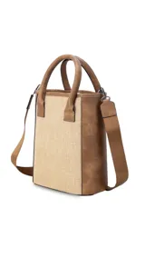 Matera azul marino con diseño frontal en telar rayado en tonos azules, blancos y amarillos. Cuenta con doble asa de mano y correa de hombro ajustable.