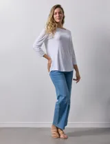 Remera celeste de modal con cuello cuadrado y apliques de aros metálicos.
