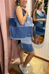 Bolso tipo tote bag confeccionado con retazos de jeans reciclados en tonos de azul y gris.