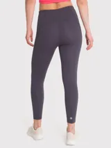 Calza deportiva gris oscuro con tiro alto, bolsillos laterales y banda de silicona interna en la cintura.