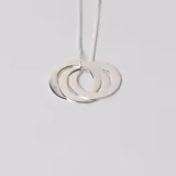 Collar de plata 925 con dije de tres aros entrelazados.