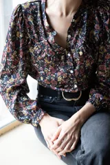 Blusa estampada con flores, de gasa, con mangas abuchonadas y volados en el frente.