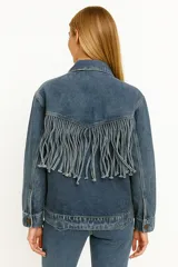 Chaqueta de jean negra con corte relaxed, cuello camisero, cierre frontal con botones, bolsillos laterales y detalle de flecos en el canesú.