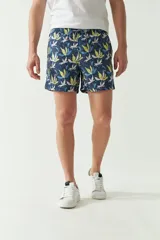 Short de baño estampado con efecto lavado, cintura elástica y cordón, dos bolsillos laterales y uno trasero.