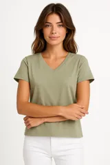 Remera color verde oliva de algodón, corte slim fit y cuello en V.