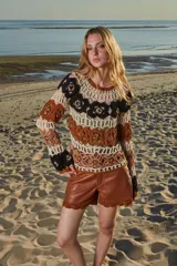 Musculosa tejida a crochet con diseño calado multicolor en tonos marrón, beige y negro.