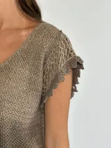 Top tejido color mostaza con escote en V y mangas cortas con detalle de crochet.
