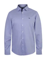 Camisa de manga larga celeste con microestampado, cuello italiano, bolsillo en el pecho con logo bordado y corte regular.