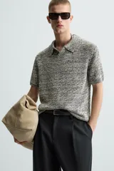 Polo de hombre de punto con brillo, corte regular fit, cuello solapa con cierre de botones, manga corta y terminaciones en rib.