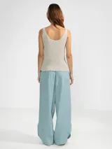 Musculosa tejida en hilo de lurex color dorado, con escote redondo y logo de Polonio en cobre.