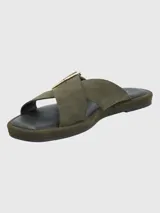 Sandalias de cuero sintético color blanco, con dos tiras anchas cruzadas sobre el empeine y hebilla circular dorada. Plataforma plana color negro.