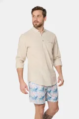 Short de baño celeste con estampado de hojas blancas, cintura elástica con cordón ajustable, dos bolsillos laterales y suspensor de malla fina.