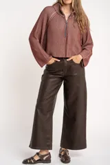 Sweater de punto morado con cierre metálico parcial en el cuello alto y mangas largas.