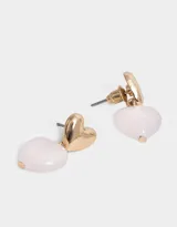 Aros colgantes cortos con pasante de corazón dorado y dije de corazón de piedra blanca.