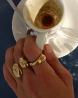 Anillo dorado con diseño irregular y macizo.