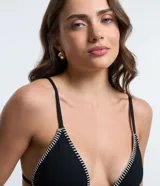 Top de bikini triangular negro con textura fruncida y pespuntes blancos en contraste. Tirantes finos y cierre trasero con lazo.
