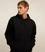 Buzo masculino comfort cerrado, con capucha y cordón para ajustes. Tiene bolsillo delantero y mangas largas.