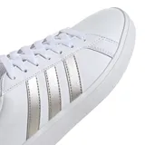 Championes Adidas Grand Court Base 2.0 de cuero sintético blanco con las tres tiras laterales en color gris.