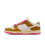 Championes Nike Dunk Bajo Se de mujer, color amarillo con detalles en blanco y rosa.