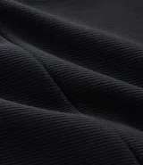 Pantalón deportivo negro de corte slim, con cintura elástica y bolsillos laterales.