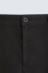 Pantalón chino color beige, corte skinny fit, confeccionado en tejido con mezcla de algodón y elasticidad. Cuenta con bolsillos frontales y traseros. Cierre frontal con cremallera y botón.