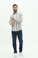 Camisa de manga larga para hombre, color blanco con rayas verticales finas en tonos grises y azules. Confeccionada en una mezcla de lino y algodón, de corte semi slim y logo bordado en el pecho.