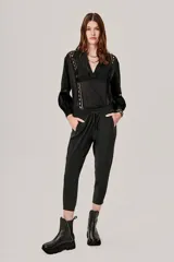 Pantalón negro capri con cintura elastizada y cordón de ajuste.