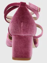 Zapato de tacón de terciopelo color borgoña, con punta fina y tiras cruzadas en el empeine que se atan al tobillo.