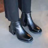 Botas de cuero vacuno negras con cierre lateral, taco de madera forrado y diseño de horma cuadrada.