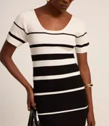 Vestido midi de punto con rayas horizontales en blanco y negro, escote cuadrado y mangas cortas.
