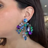 Aros colgantes hechos a mano con cristales Swarovski en tonos verde, lila y violeta.