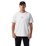Remera blanca de manga corta con estampa centrada en el pecho que incluye una flor y el nombre de la marca.