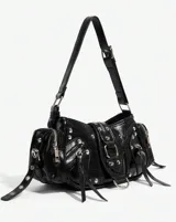 Cartera negra con tachas plateadas, múltiples cierres y correa de hombro ajustable.
