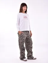 Remera blanca de manga larga con cuello redondo y estampado frontal con la frase "All my love darling" en color celeste.